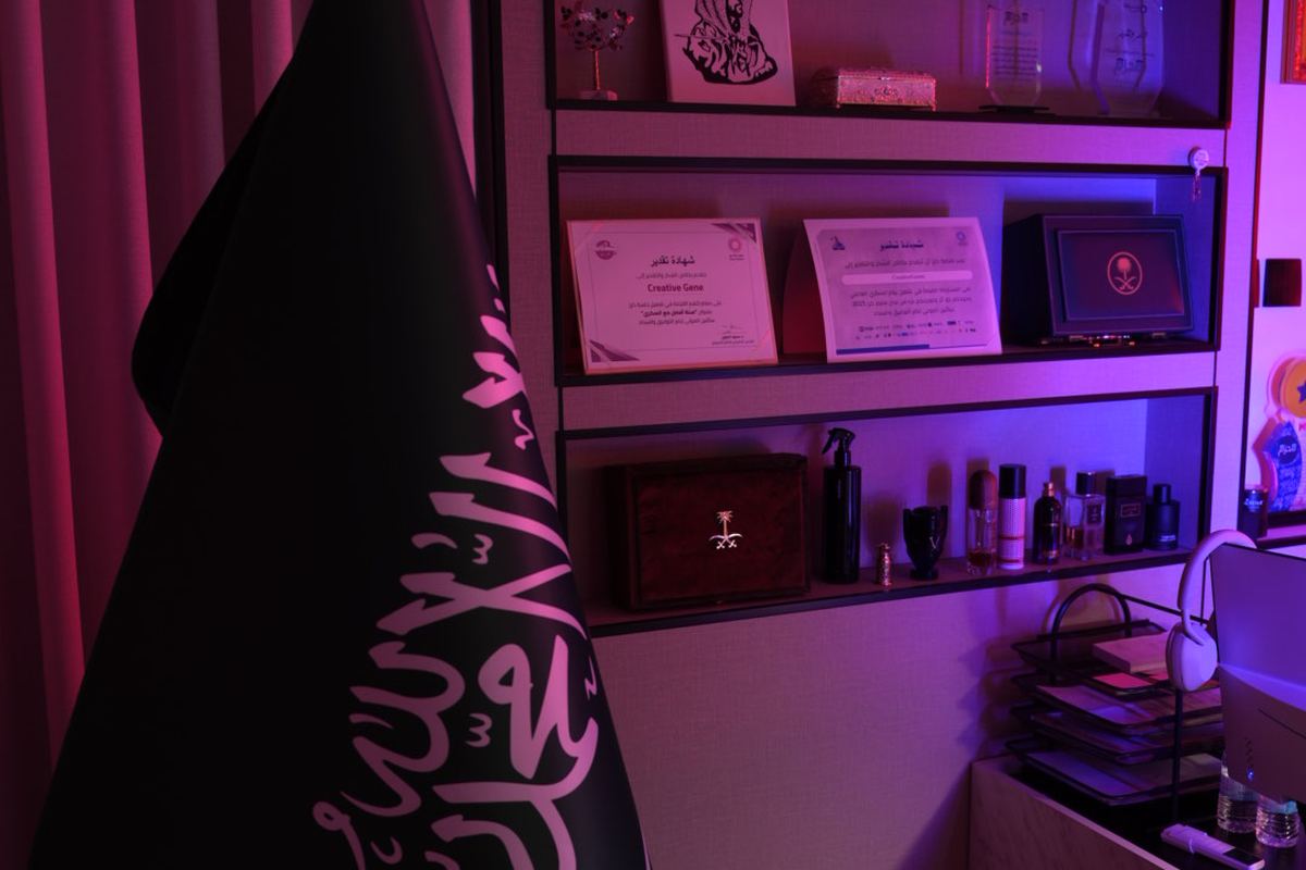 مكتب مشاري الصمعي في الرياض — رفّ الشهادات والعلم السعودي